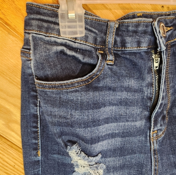 Almost famous size 3 medium wash ripped skinny jeans - Picture 2 of 9